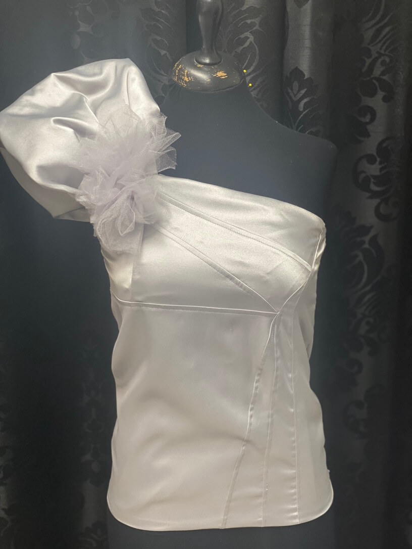 Alkalmi felső tüll virágokkal.